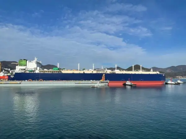 Первое плавучее хранилище газа доставлено на Камчатку